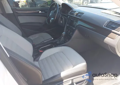 2015 Volkswagen Passat 1.8T Sport z USA, uszkodzony, nr VIN 1VWBT7A32FC014830